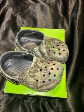 Toddler 5C CROCS Realtree Camouflage Classic Clog in Green/Brown